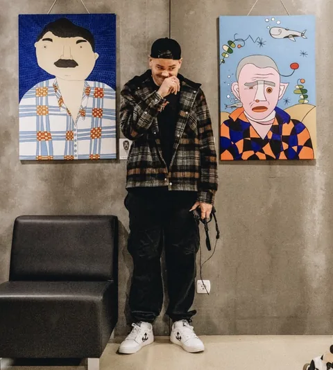Sam at an art gallery
